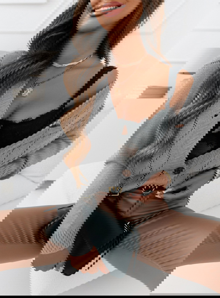 Szary ażurkowy sweter zapinany na...