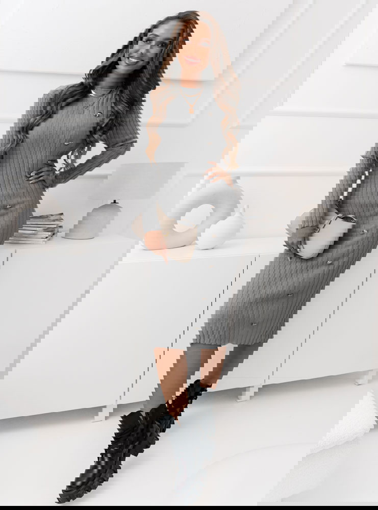 Szara sweterkowa prążkowana sukienka...