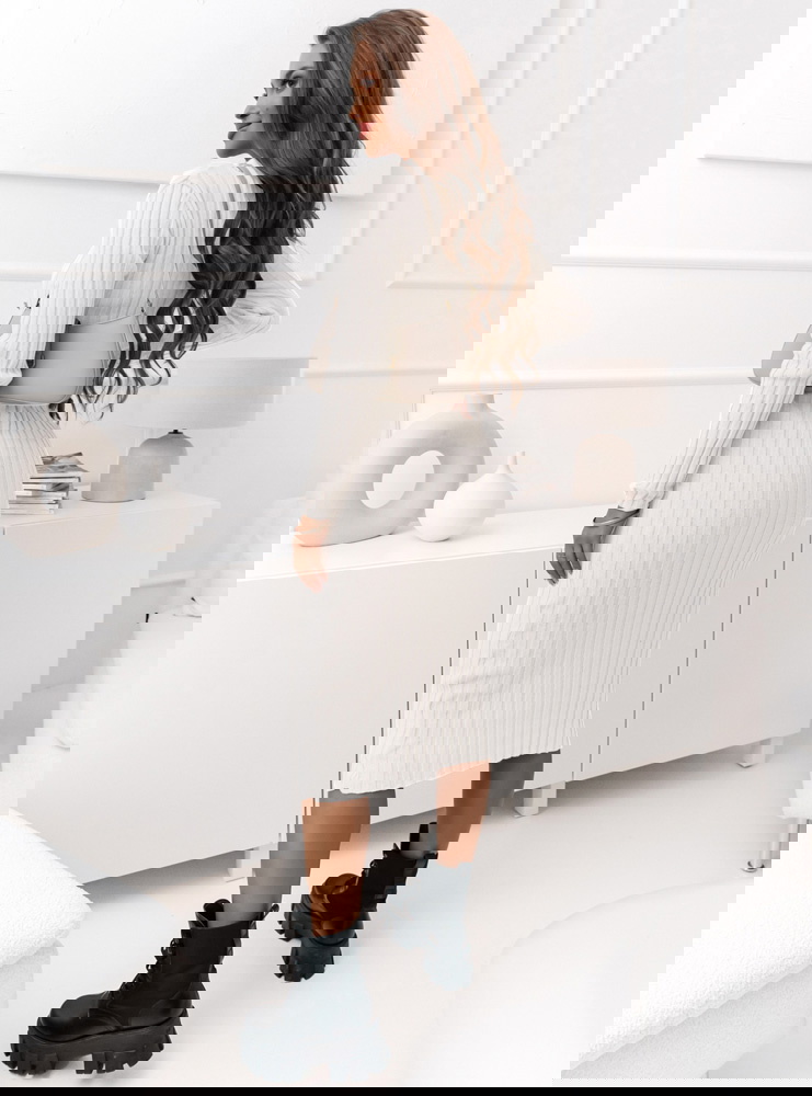 Sweterkowa prążkowana sukienka z...