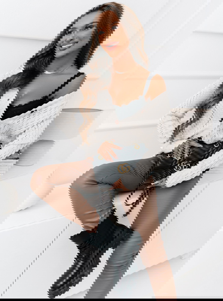 Rozpinany sweter z ozdobnym splotem...