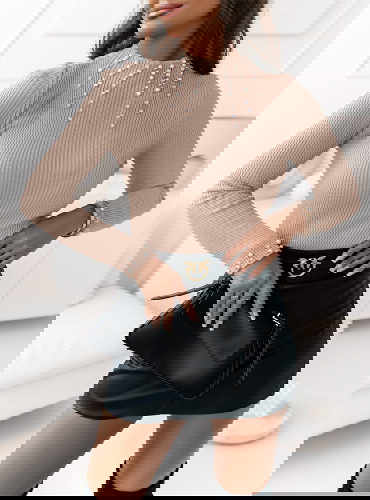 Beżowy dopasowany sweterek z...