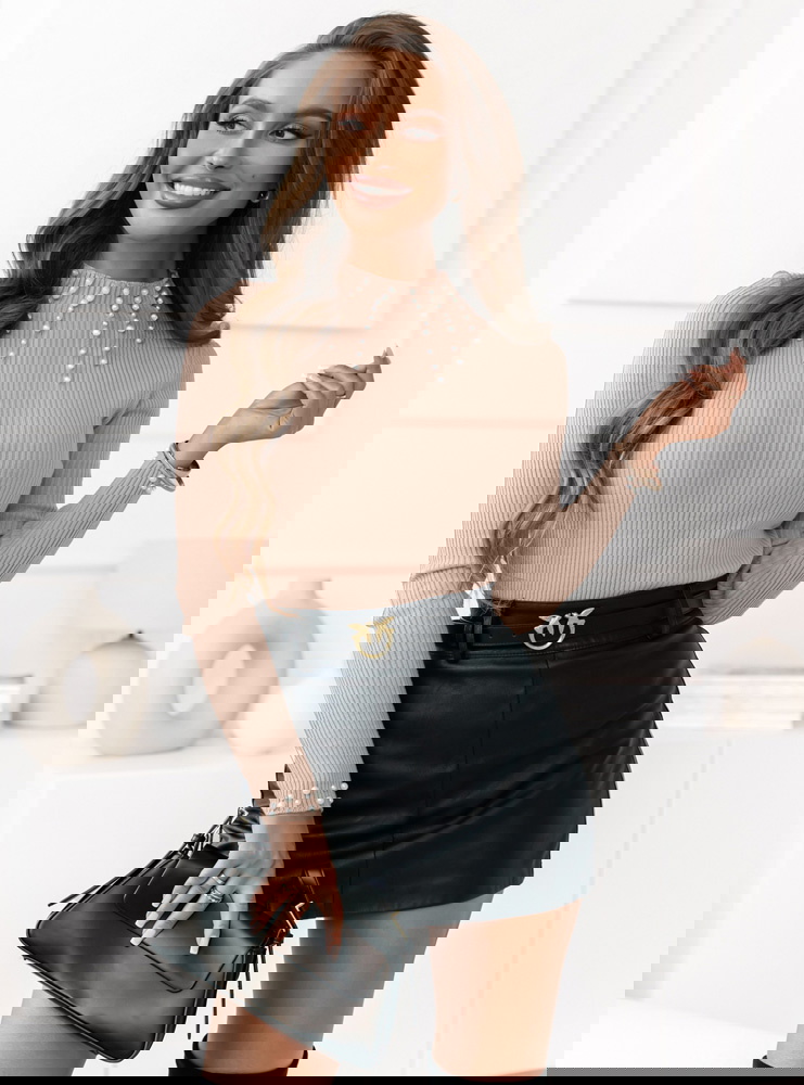 Beżowy dopasowany sweterek z...