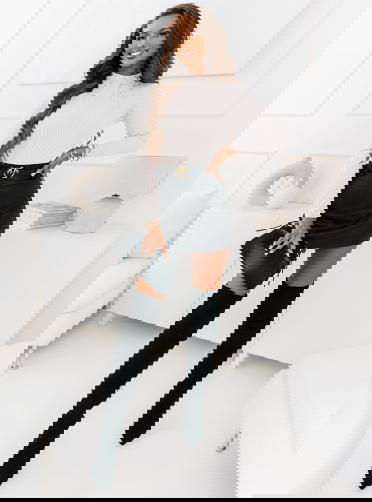 Dopasowany sweterek z ozdobnymi...