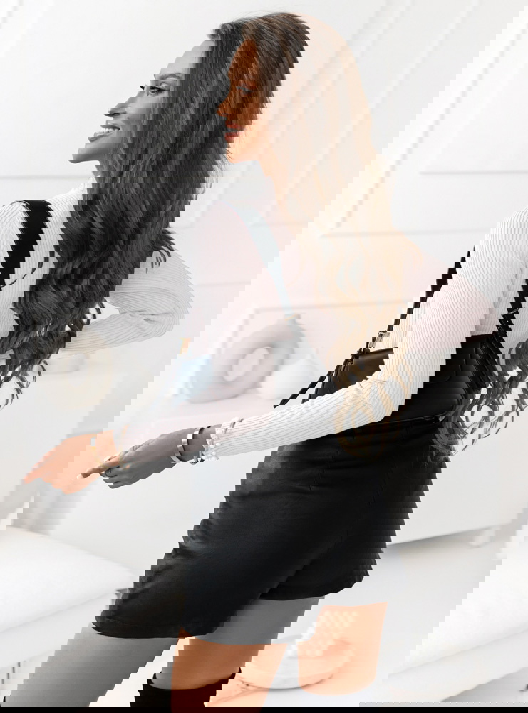 Dopasowany sweterek z ozdobnymi...