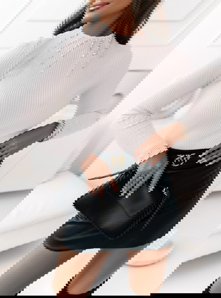 Dopasowany sweterek z ozdobnymi...