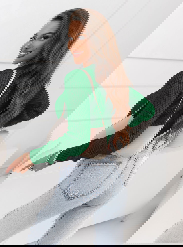 Szmaragdowy sweter z ozdobnym splotem...