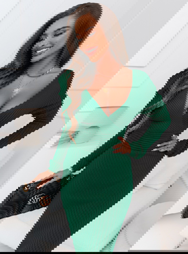 Prążkowana sweterkowa sukienka z...