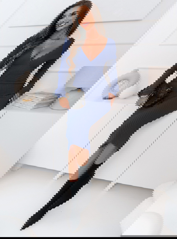 Granatowa prążkowana sweterkowa...