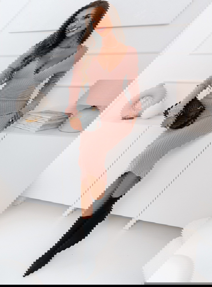 Pudrowa prążkowana sweterkowa...