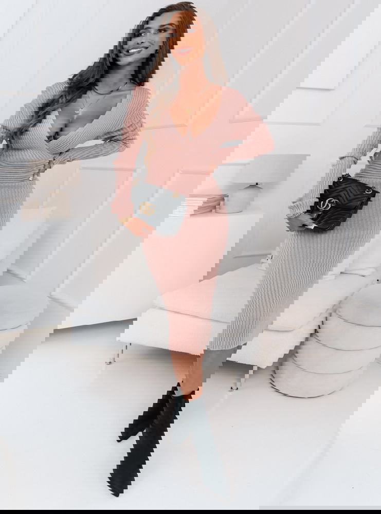 Pudrowa prążkowana sweterkowa...