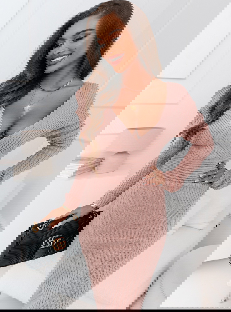 Pudrowa prążkowana sweterkowa...