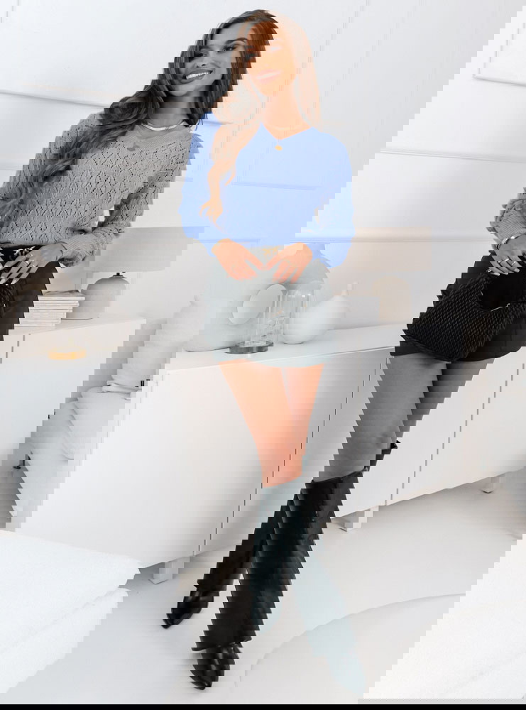 Błękitny ażurowy sweter z dekoltem w...