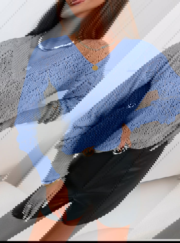 Błękitny ażurowy sweter z dekoltem w...