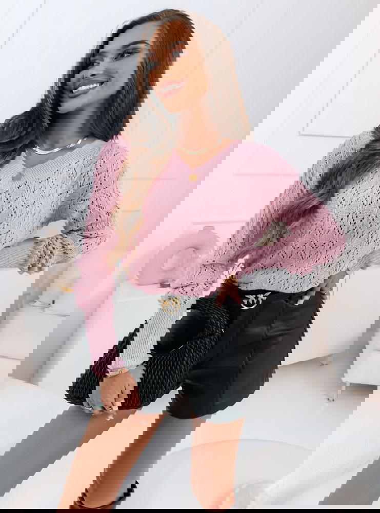 Pudrowy ażurowy sweter z dekoltem w...