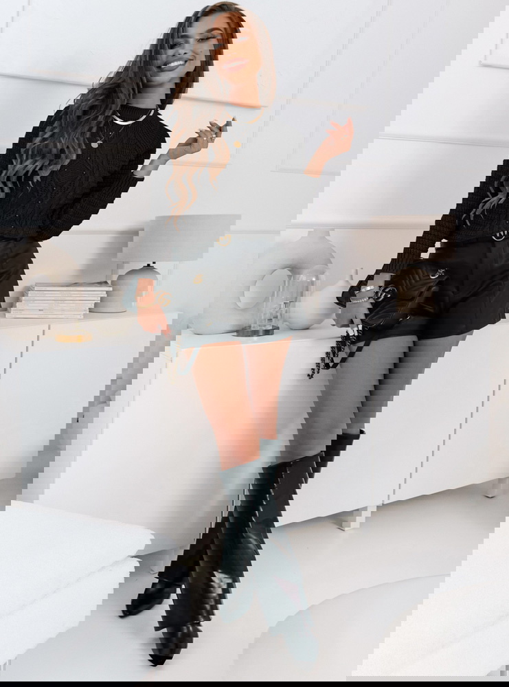 Czarny sweter z ozdobnym splotem i...