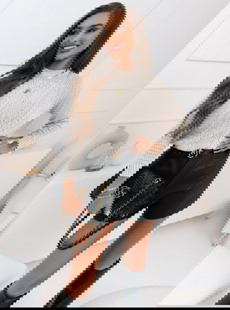 Sweter z ozdobnym splotem i perełkami...