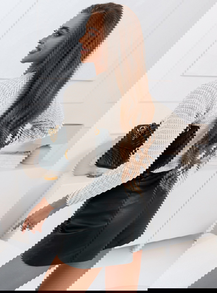 Sweter z ozdobnym splotem i perełkami...