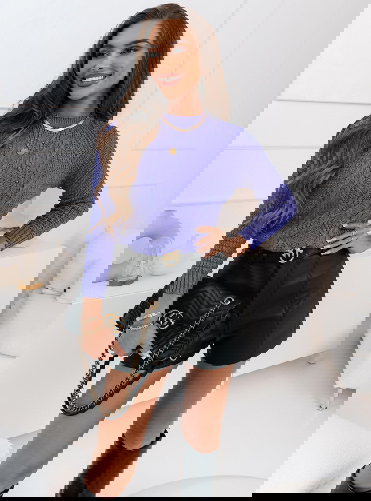 Fioletowy sweter z ozdobnym splotem i...