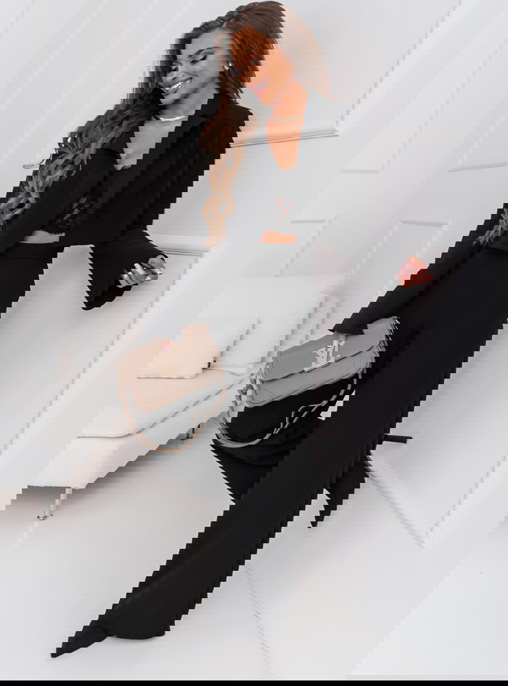 Czarne spodnie z szerokimi nogawkami...