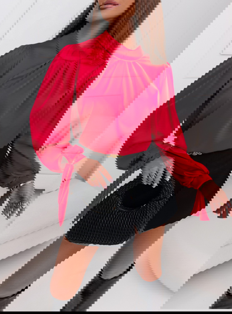 Malinowa satynowa bluzka z wiązanymi...