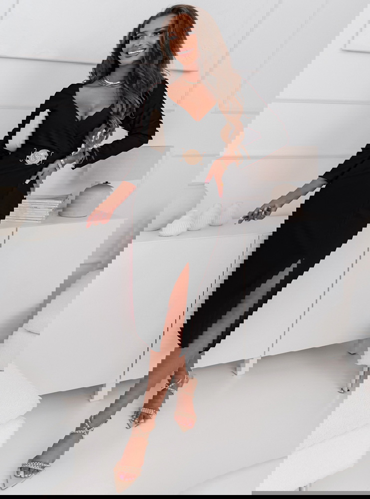 Czarna dopasowana sukienka midi z...