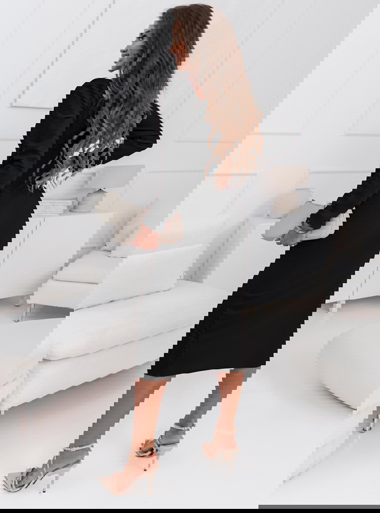 Czarna dopasowana sukienka midi z...