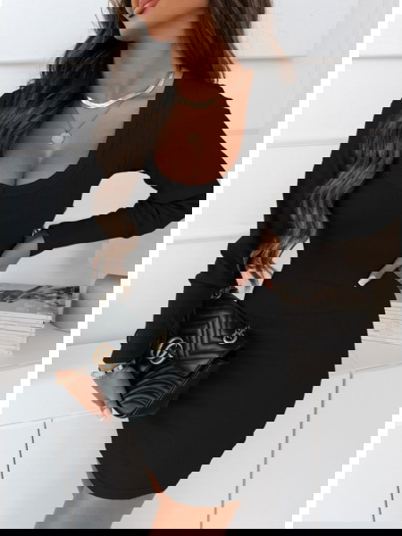 Czarna prążkowana sukienka... 2