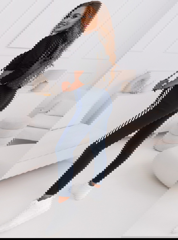 Granatowe spodnie dresowe z lampasem...