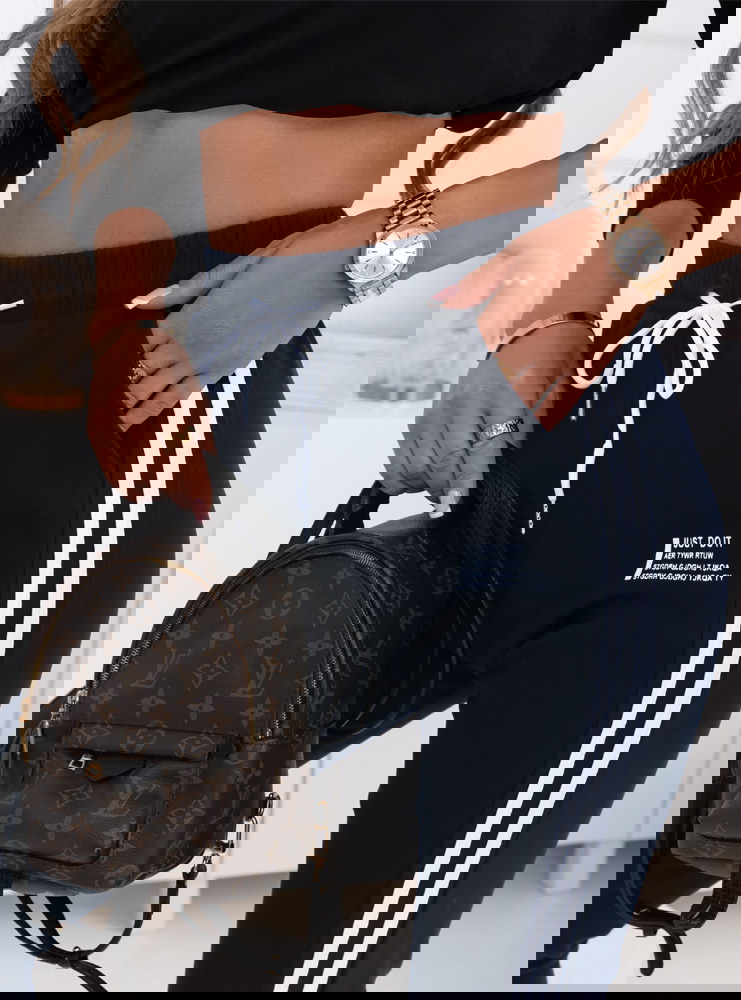 Granatowe spodnie dresowe z lampasem...