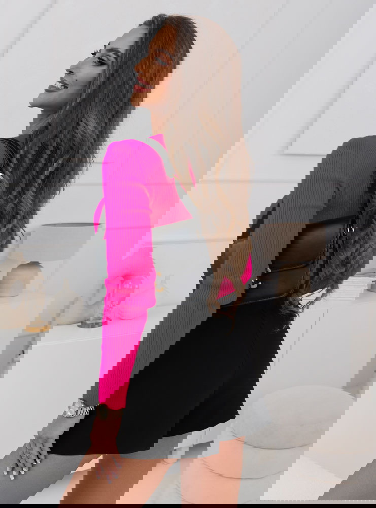 Prążkowany sweter z dekoltem w serek...