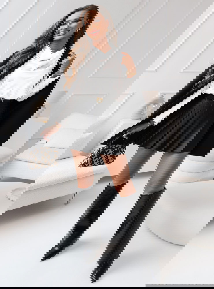 Biała satynowa bluzka na długi rękaw...