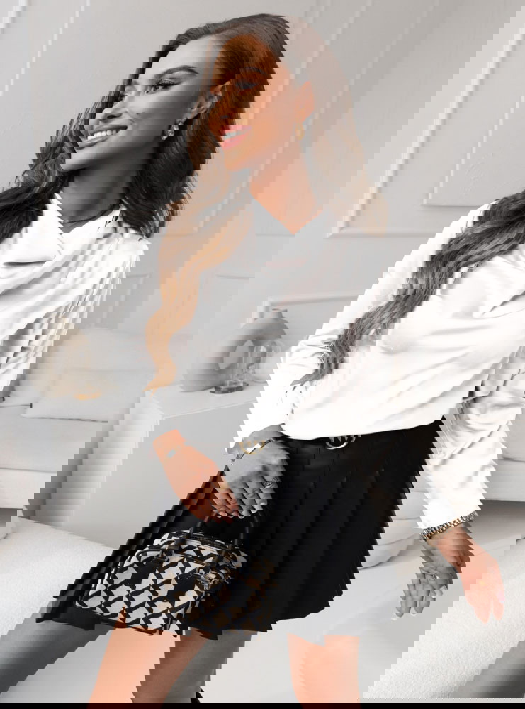 Biała satynowa bluzka na długi rękaw...