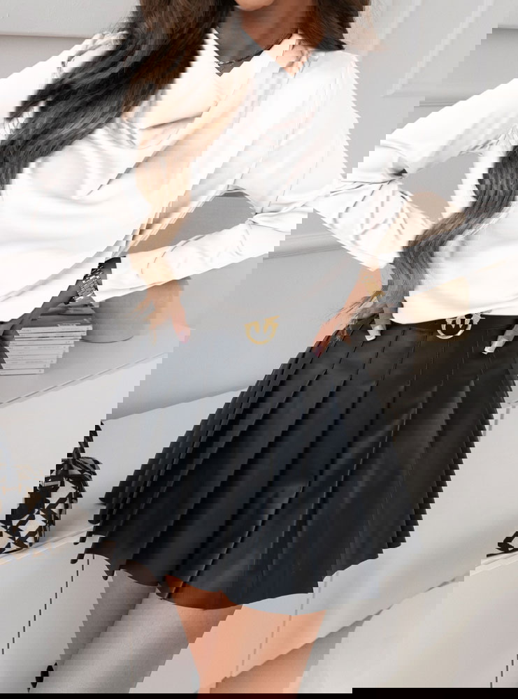 Biała satynowa bluzka na długi rękaw...