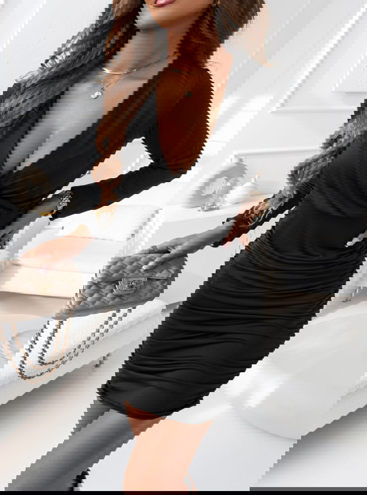 Czarna marszczona sukienka z dekoltem...