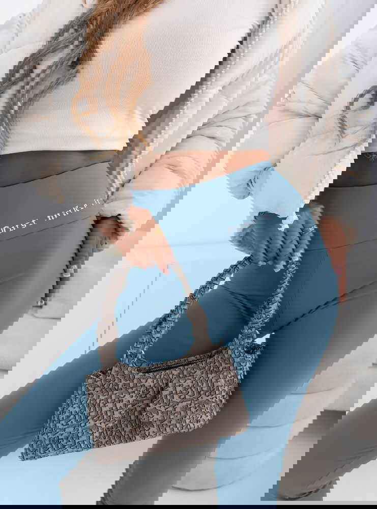 Błękitne legginsy z modnym napisem...