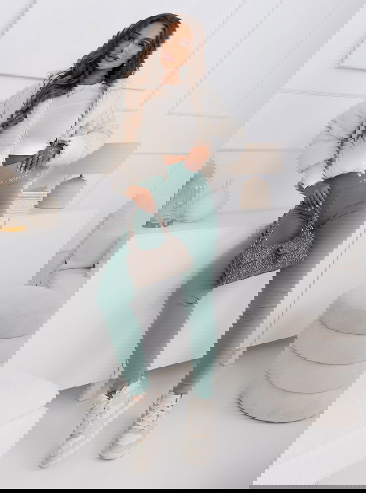 Miętowe legginsy z modnym napisem...