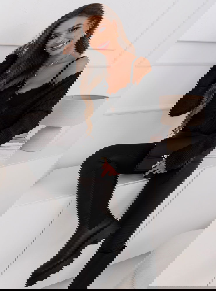 Czarny rozpinany sweter z guzikami...