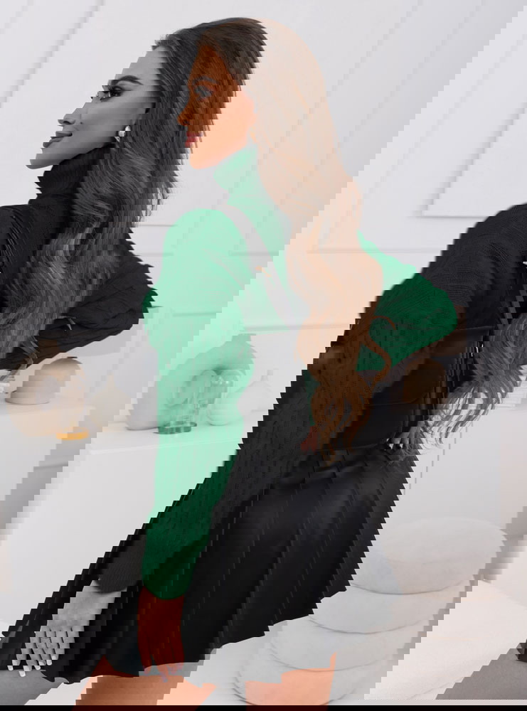 Szmaragdowy golf z ozdobnym splotem...