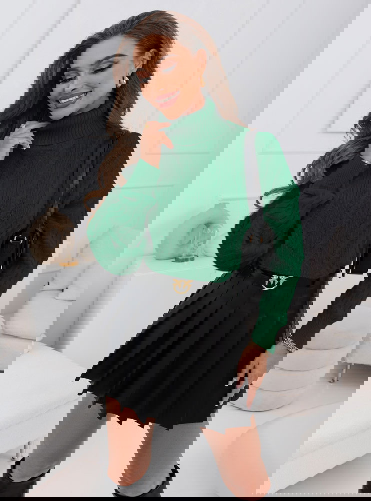 Szmaragdowy golf z ozdobnym splotem...