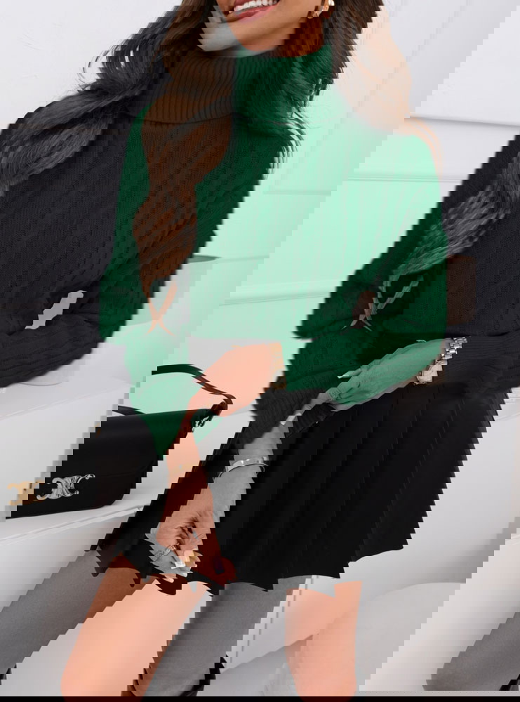 Szmaragdowy golf z ozdobnym splotem...