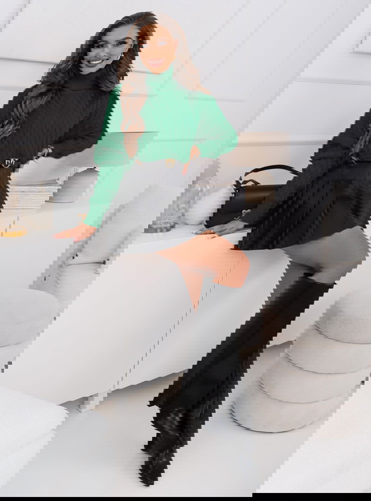 Szmaragdowy golf z ozdobnym splotem...