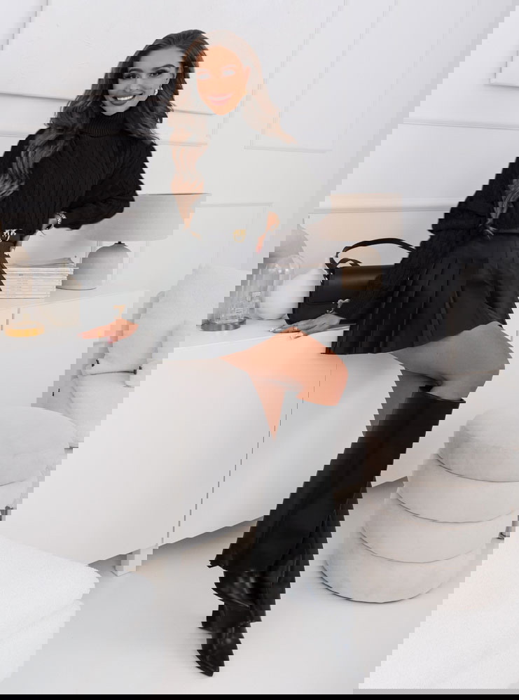 Czarny golf z ozdobnym splotem Isoline