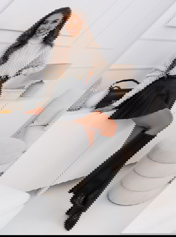 Beżowy golf z ozdobnym splotem Isoline