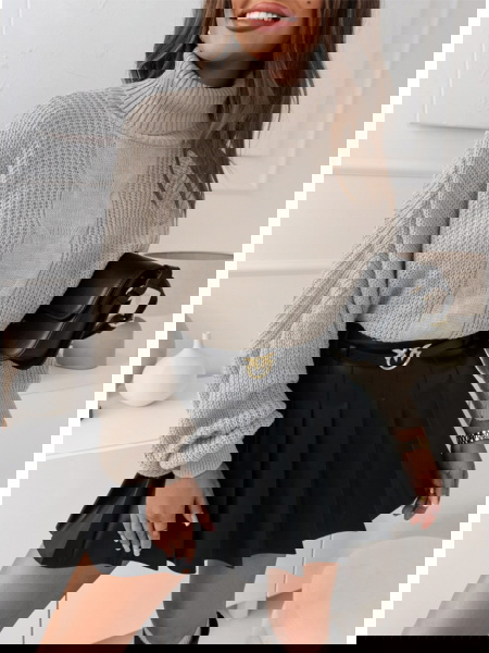 Beżowy sweter z golfem i...