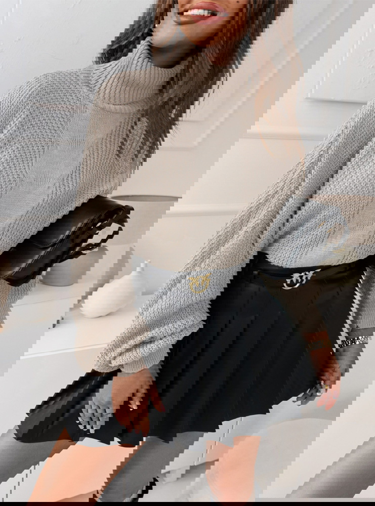 Beżowy sweter z golfem i ozdobnym...