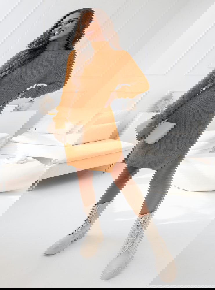 Miodowa sukienka swetrowa z golfem...