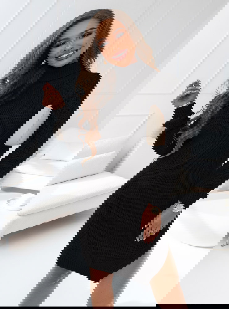 Czarna sukienka swetrowa z golfem Mahala