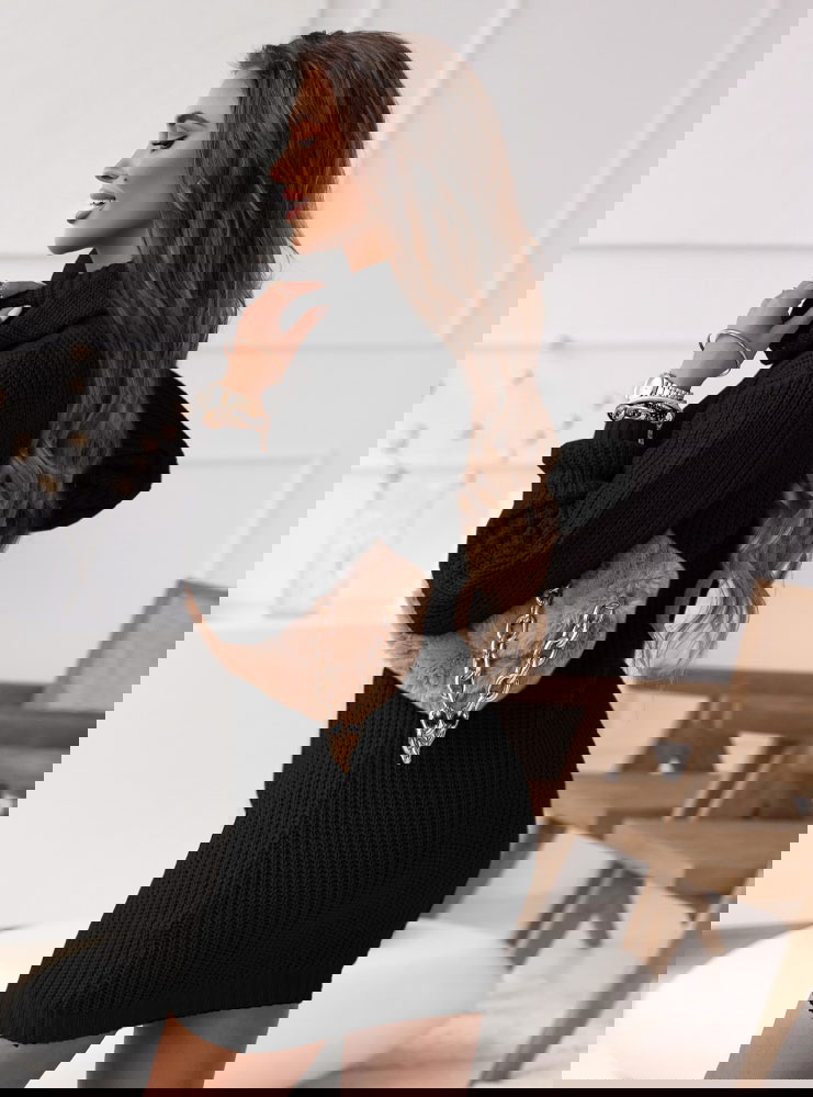 Czarna sweterkowa sukienka z golfem...