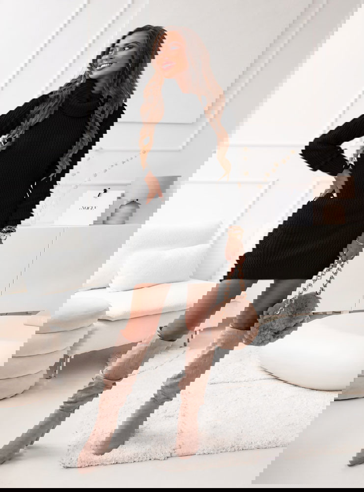 Czarna sweterkowa sukienka z golfem...