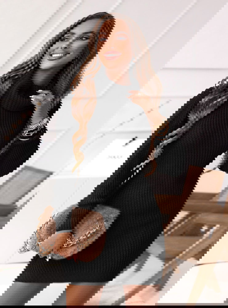 Czarna sweterkowa sukienka z golfem...